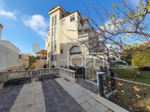 فيلا مستقلة مع مسبح للبيع في عبدون بمساحة بناء 1350م